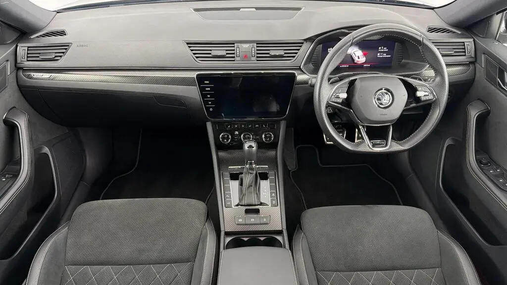 Front cabin view of a comfort class vehicle with leather-trimmed seats and modern dashboard