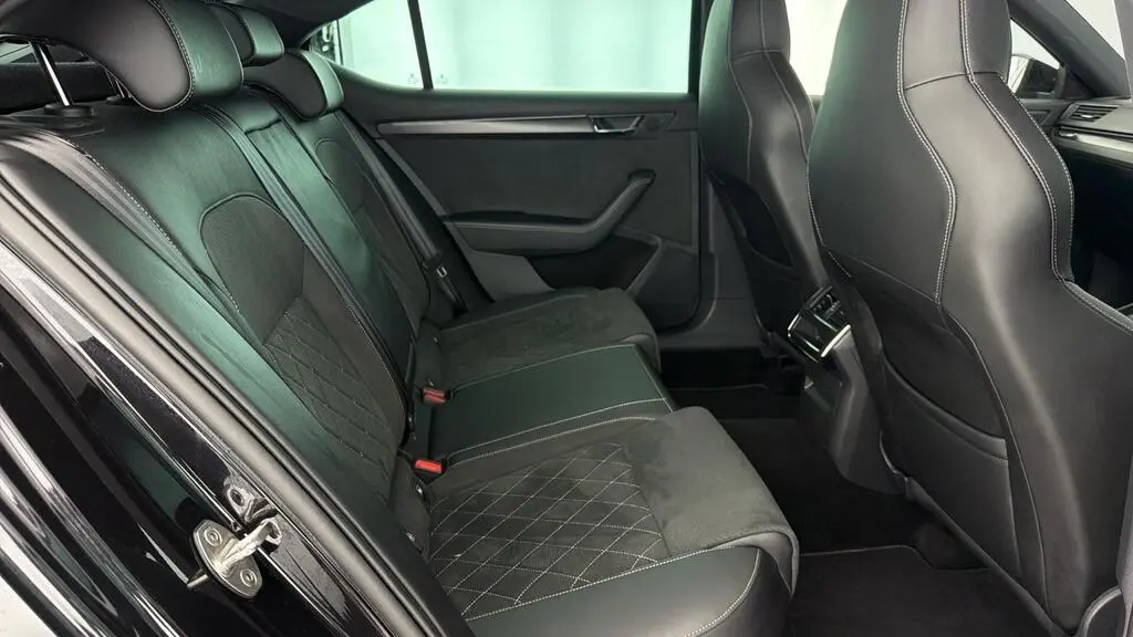 Full-width view of rear seats in a comfort class Skoda Superb
