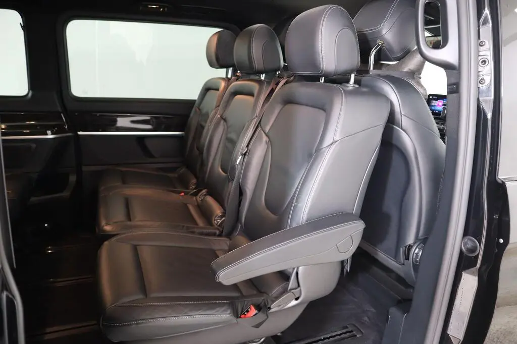 Middle row seats with armrests in black leather