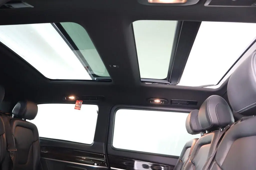 V-Class panoramic glass roof with sunshade and ceiling lights